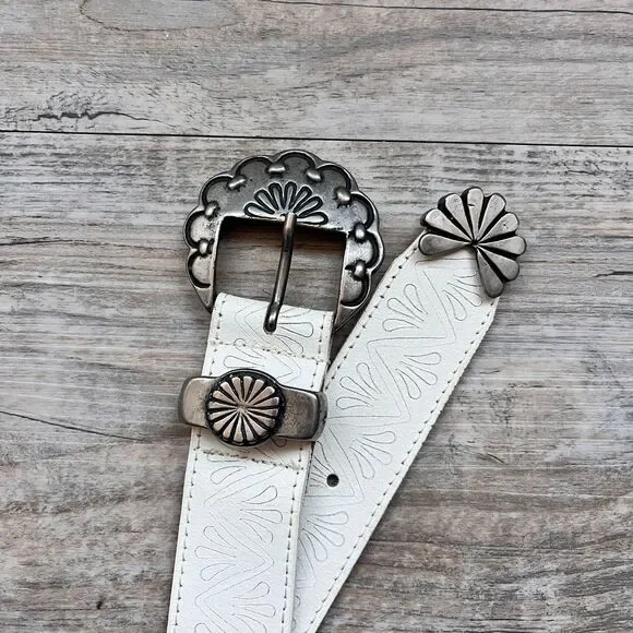 Genuine Leather White Western Belt Size 28 Tooled Pattern Silver Concho Buckle - Picture 3 of 11